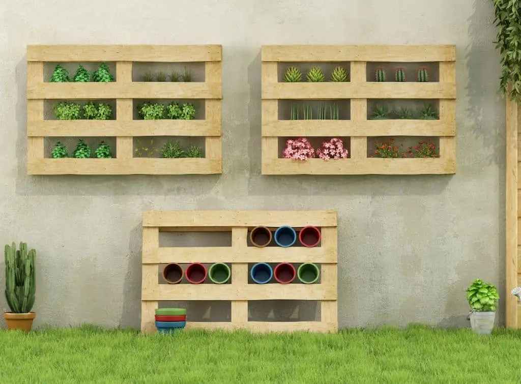 Wood pallet fence ideas to store garden equipment