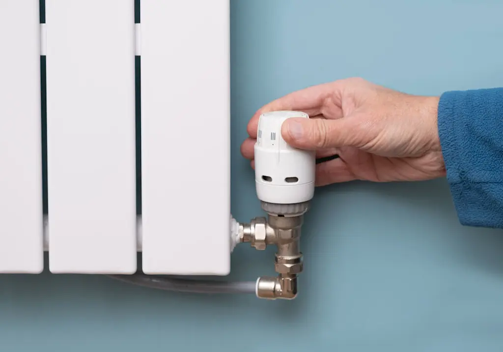 hand-adjusting-radiator-thermostatic-valve
