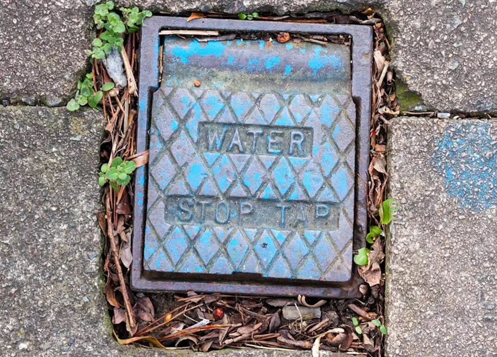 Manhole cover for water shut off