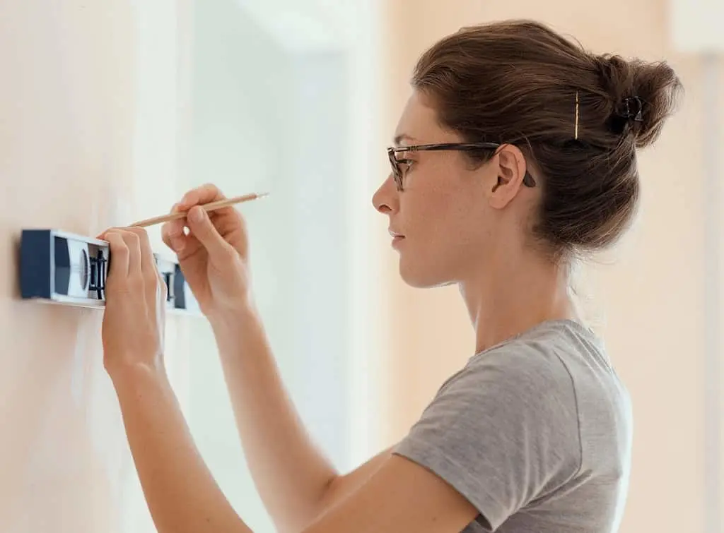 https://www.checkatrade.com/blog/wp-content/uploads/2024/09/handywoman-prepping-for-putting-up-shelves.jpeg