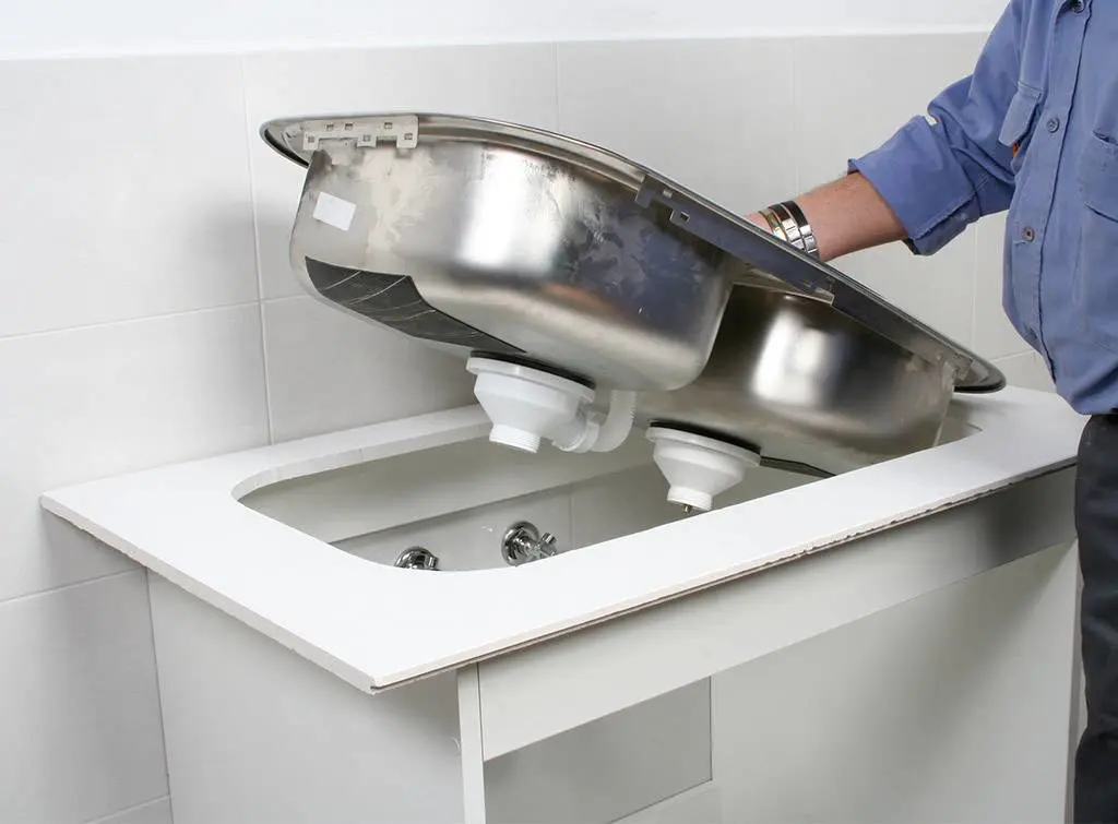 https://www.checkatrade.com/blog/wp-content/uploads/2020/08/cost-of-fitting-a-kitchen-sink.jpg