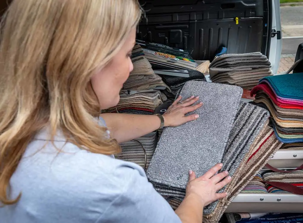 https://www.checkatrade.com/blog/wp-content/uploads/2024/05/carpet-fitting-training-courses.jpg