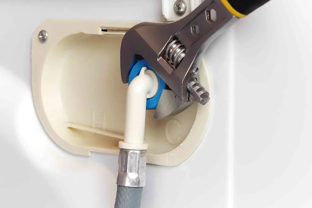 Disconnecting washing machine pipes