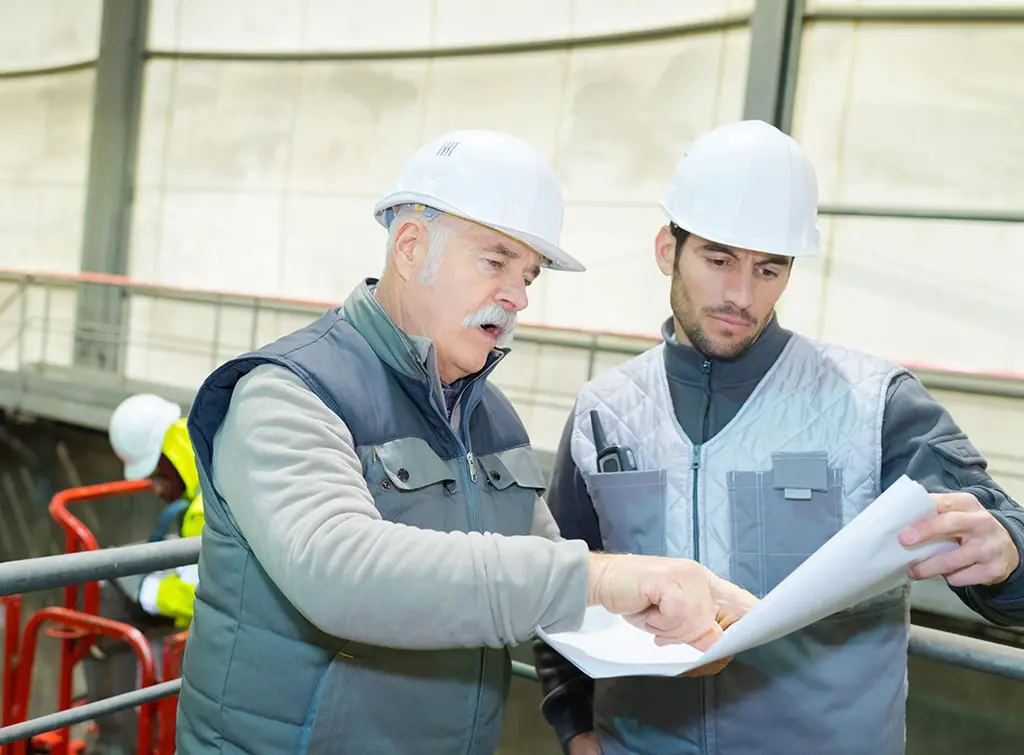 https://www.checkatrade.com/blog/wp-content/uploads/2024/02/building-inspector-with-construction-company.jpg