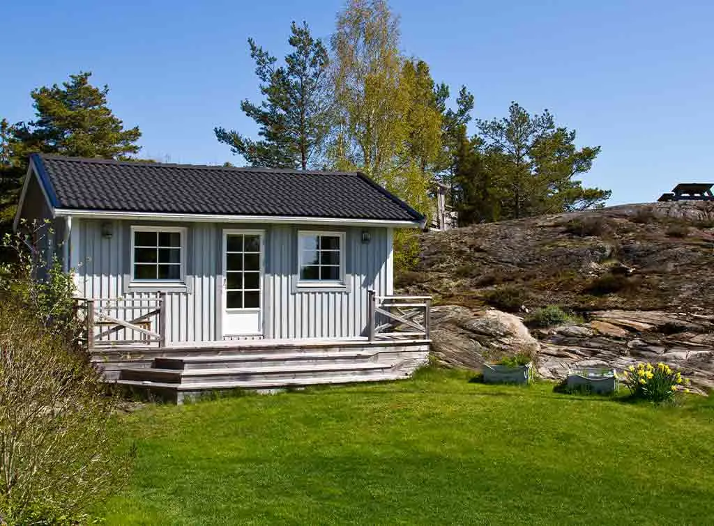 https://www.checkatrade.com/blog/wp-content/uploads/2020/12/Summerhouse-outbuilding-conversion_.jpg