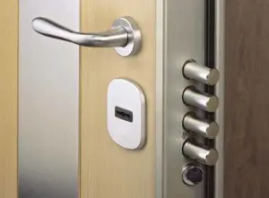 Multipoint locking system with 4 bolts