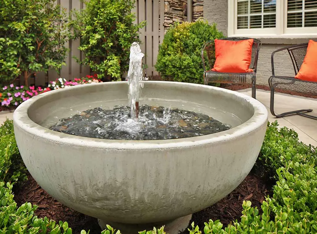 Water bowl with bubbler