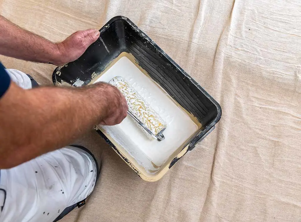 https://www.checkatrade.com/blog/wp-content/uploads/2023/08/How-to-become-a-painter-and-decorator.jpg