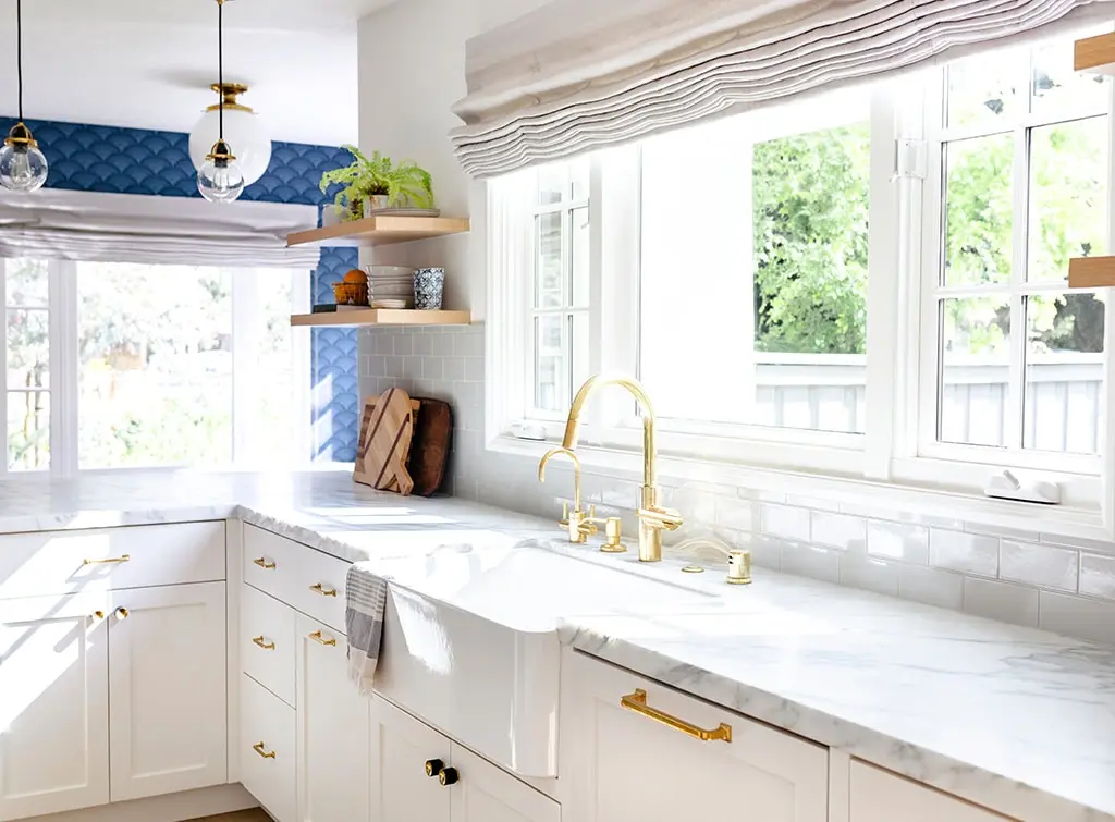 https://www.checkatrade.com/blog/wp-content/uploads/2023/10/Windows-roman-blind.jpg