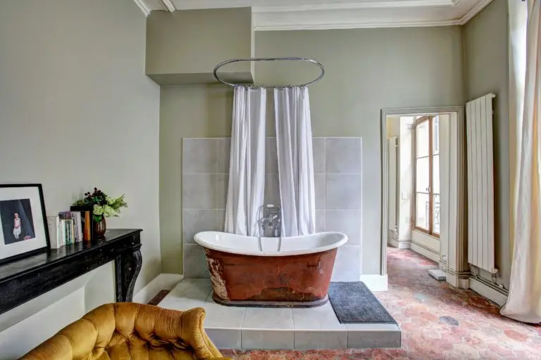 https://www.checkatrade.com/blog/wp-content/uploads/2018/11/bath-t-768x512.jpg