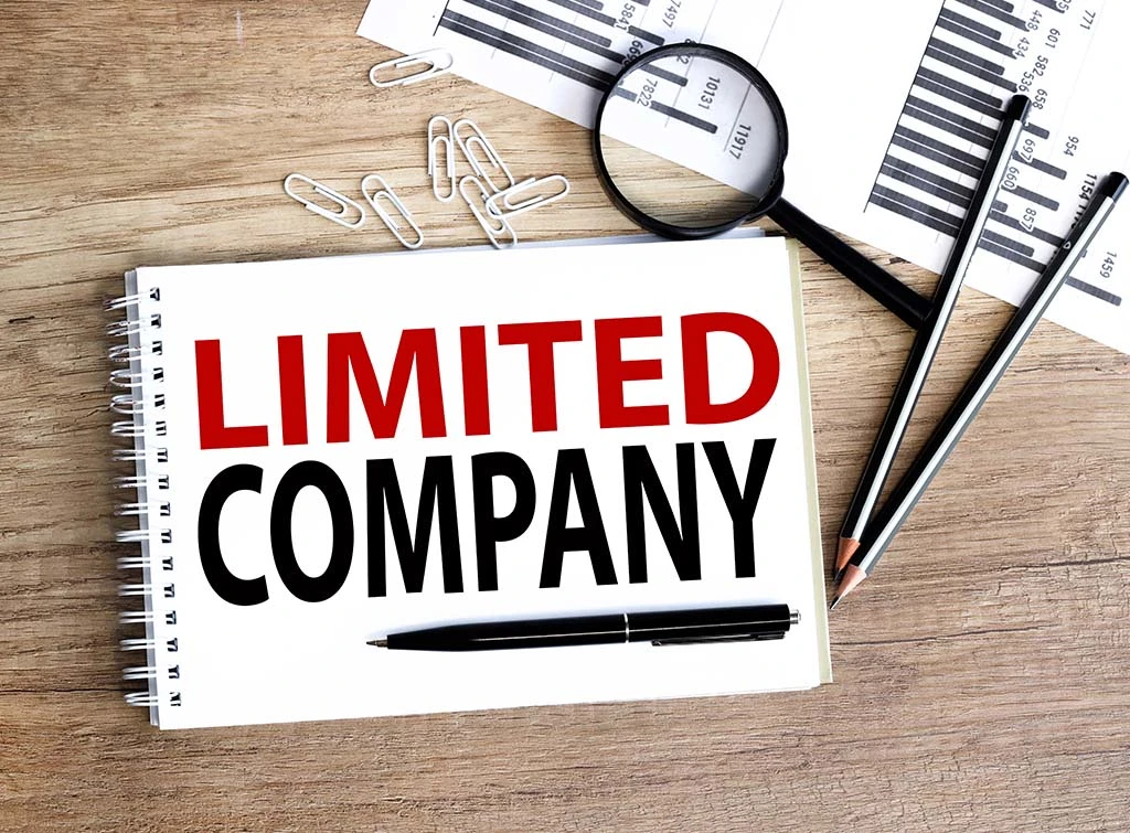 https://www.checkatrade.com/blog/wp-content/uploads/2022/06/What-are-the-roles-and-responsibilities-of-a-director-in-a-company-limited-co.jpg