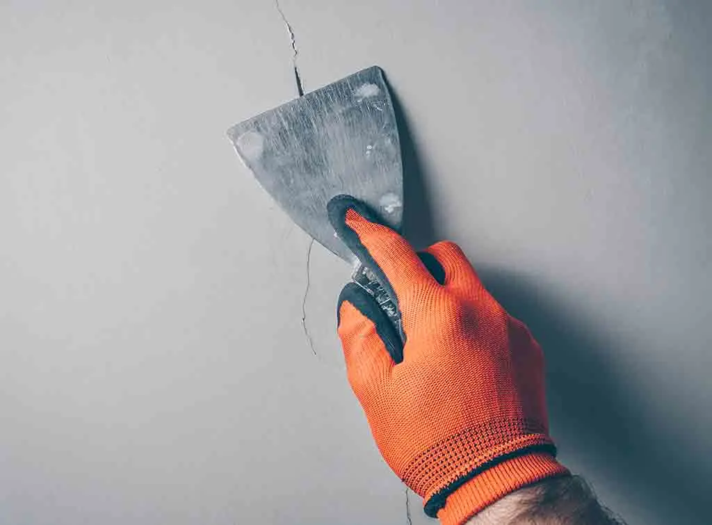 https://www.checkatrade.com/blog/wp-content/uploads/2021/03/how-to-repair-deep-cracks-in-plaster-walls.jpg