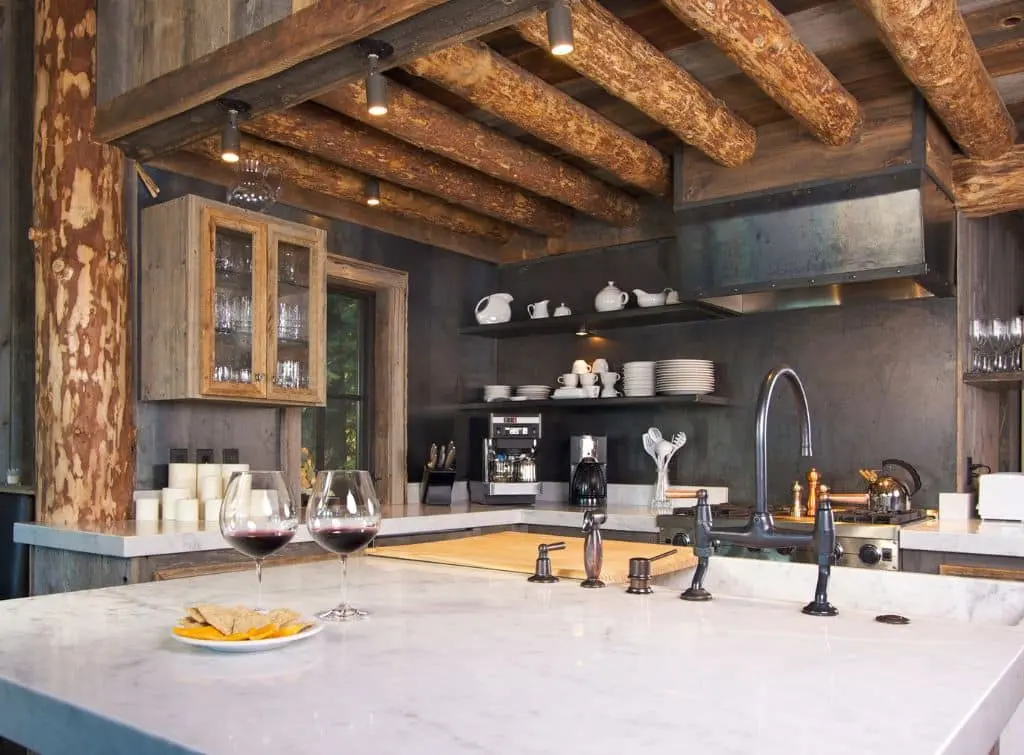 Rustic kitchen ideas with open logs and grey splash-backs