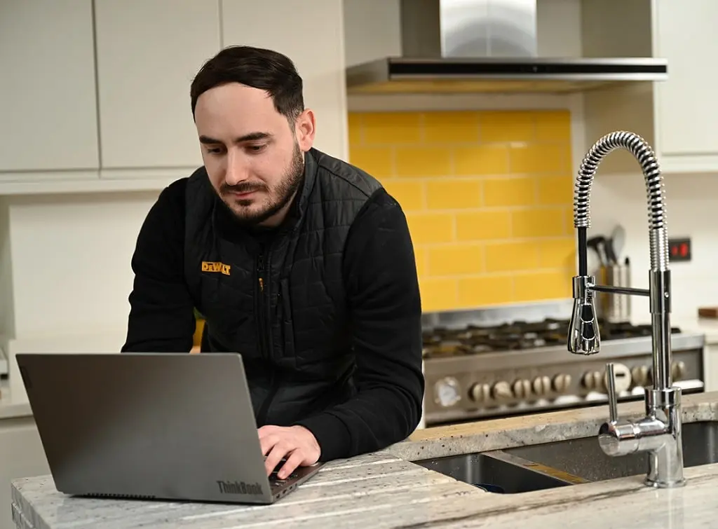 https://www.checkatrade.com/blog/wp-content/uploads/2024/08/social-media-marketing-for-plumbers.jpg