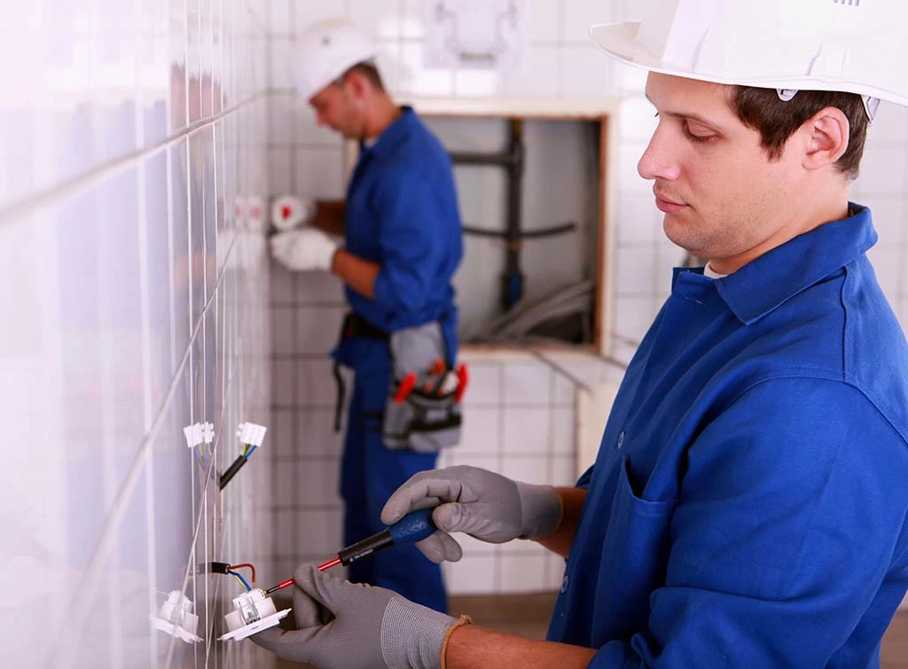 https://www.checkatrade.com/blog/wp-content/uploads/2022/01/Plumber-subcontractors-at-work.jpg
