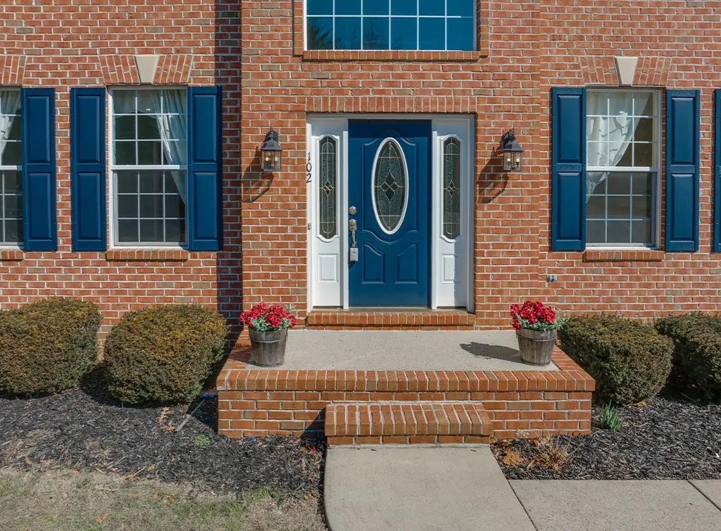 https://www.checkatrade.com/blog/wp-content/uploads/2023/07/red-brick.jpg
