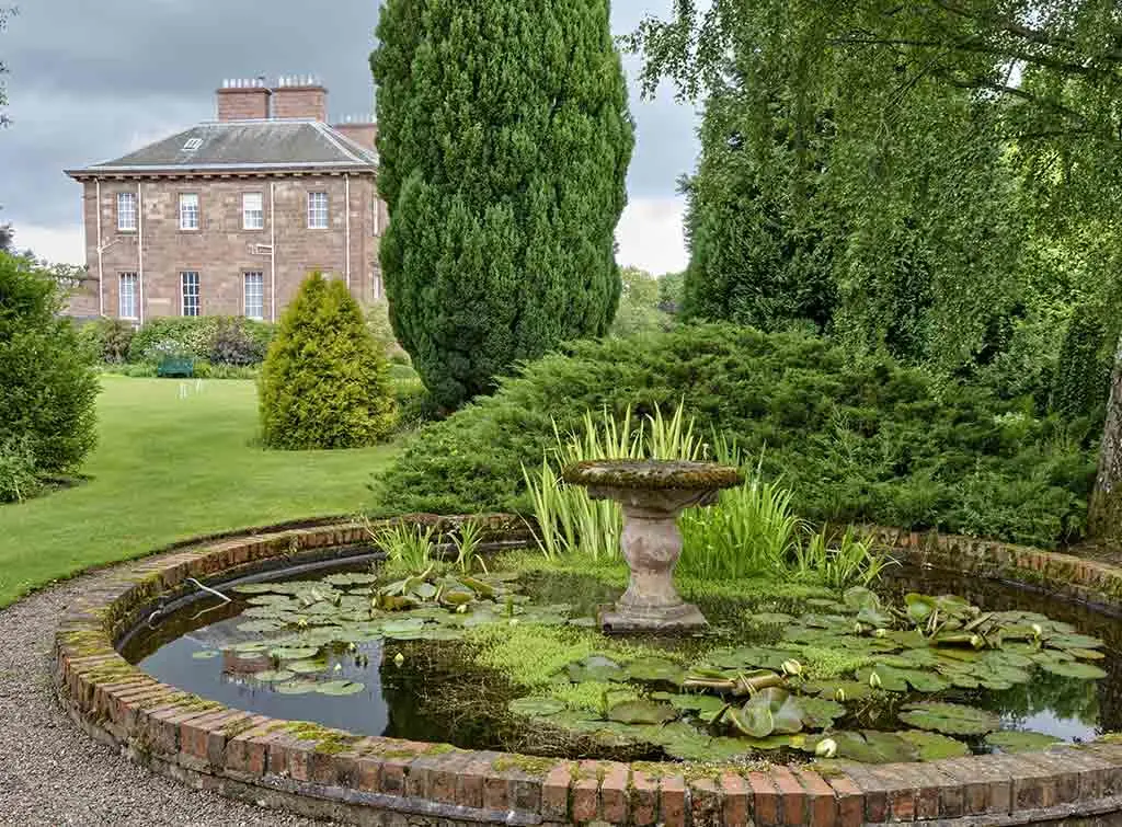 https://www.checkatrade.com/blog/wp-content/uploads/2021/04/Raised-pond-ideas-4.jpg
