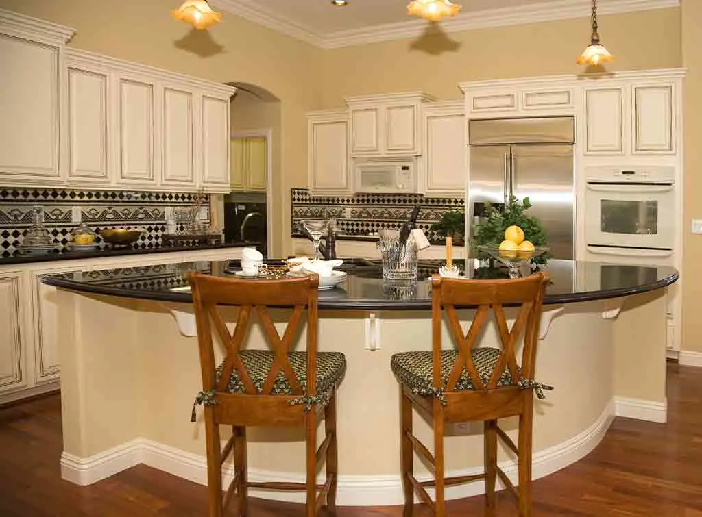 Curved kitchen breakfast bar