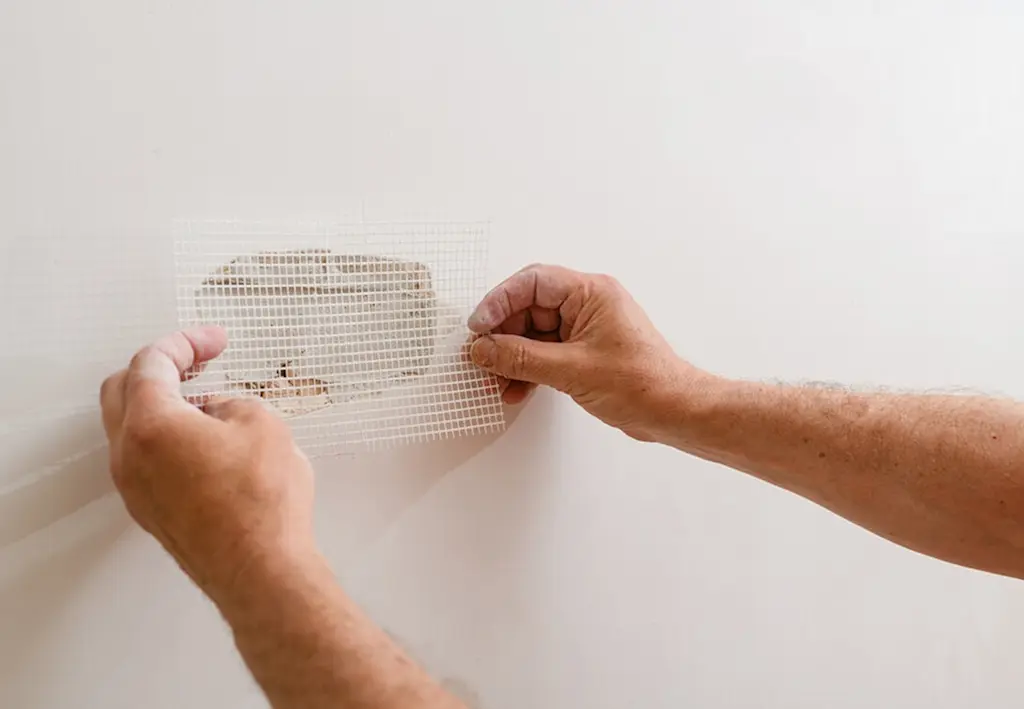 Repairing hole in drywall with mesh