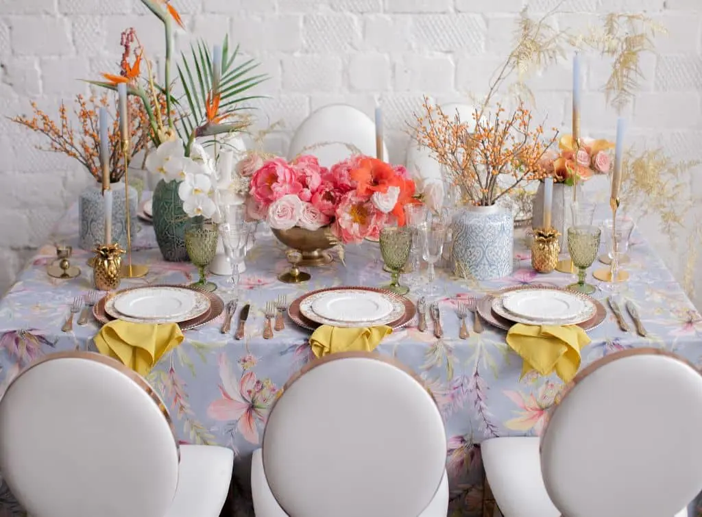 Chinoiserie decor for a Regencycore inspired dining room