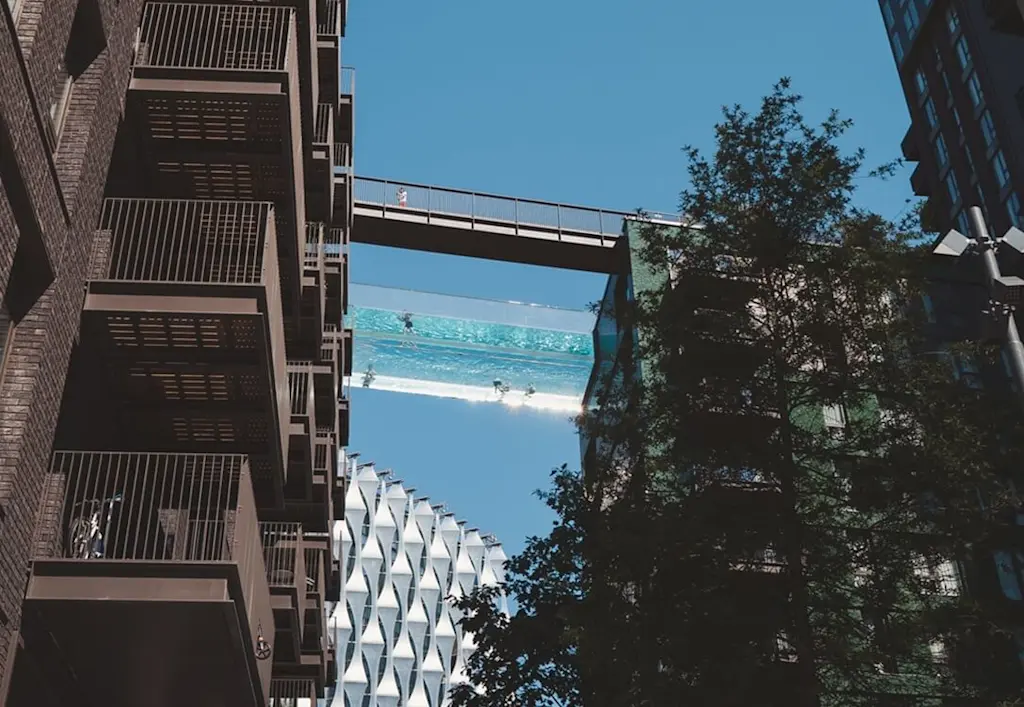 Infinity pool in Embassy Gardens