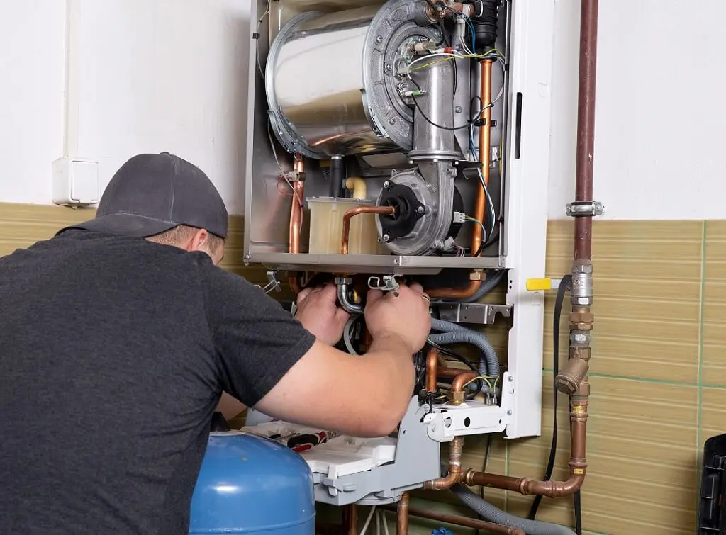 https://www.checkatrade.com/blog/wp-content/uploads/2019/08/gas-boiler-training-1.jpeg