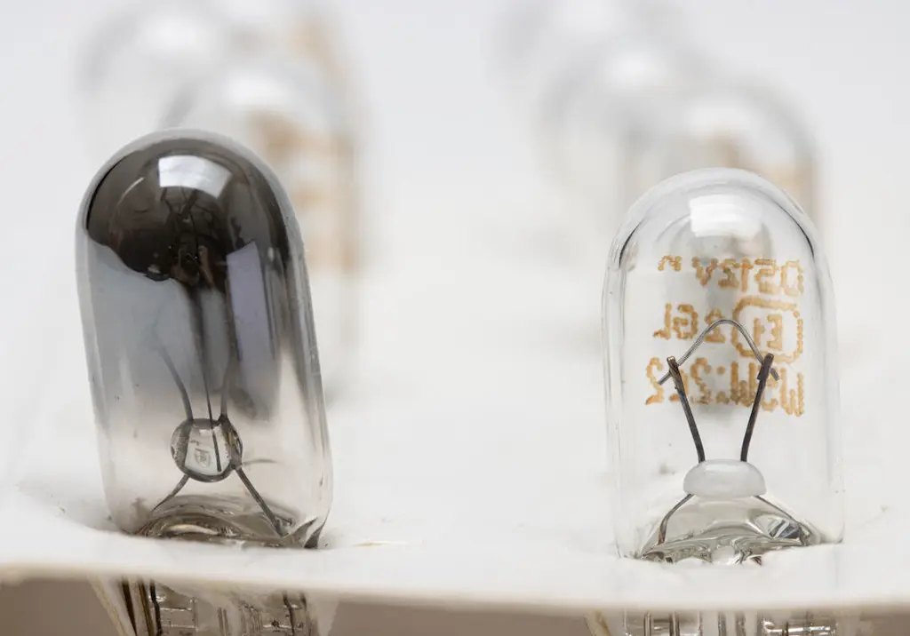 halogen-wedge-bulb-filament-closeup