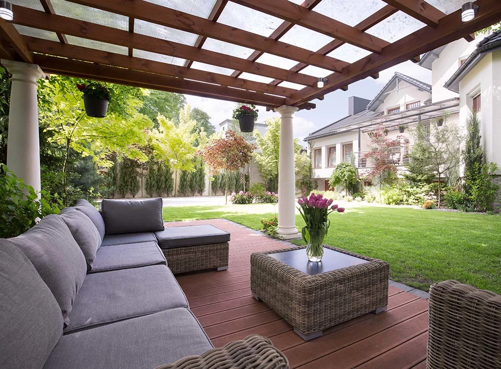 https://www.checkatrade.com/blog/wp-content/uploads/2023/07/Sloping-roof-pergola_.jpg