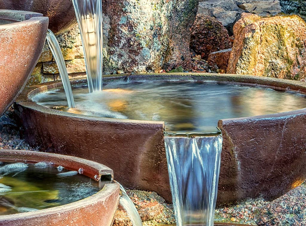 Flowing water jugs feature