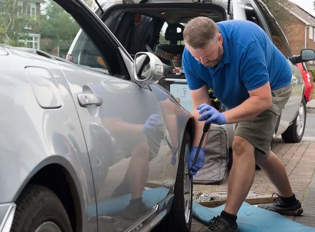 https://www.checkatrade.com/blog/wp-content/uploads/2024/10/average-mechanic-salary-for-mobile-work-1.jpeg