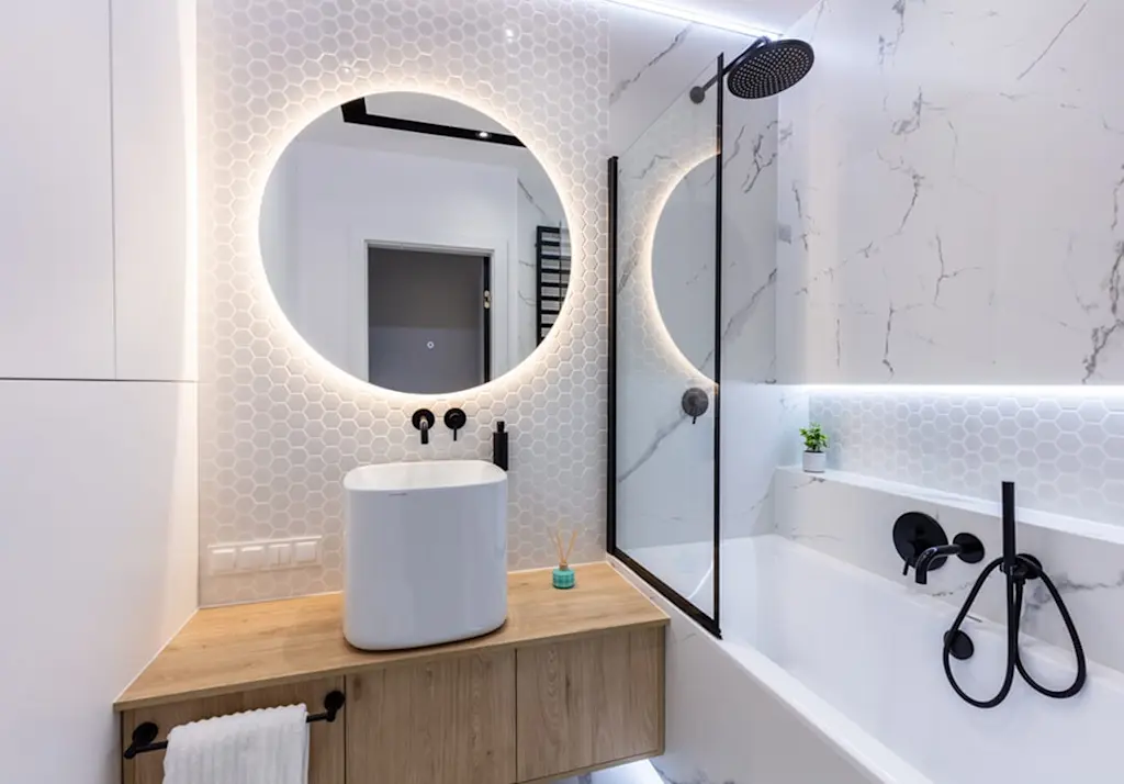 Small ensuite feature wall splashback