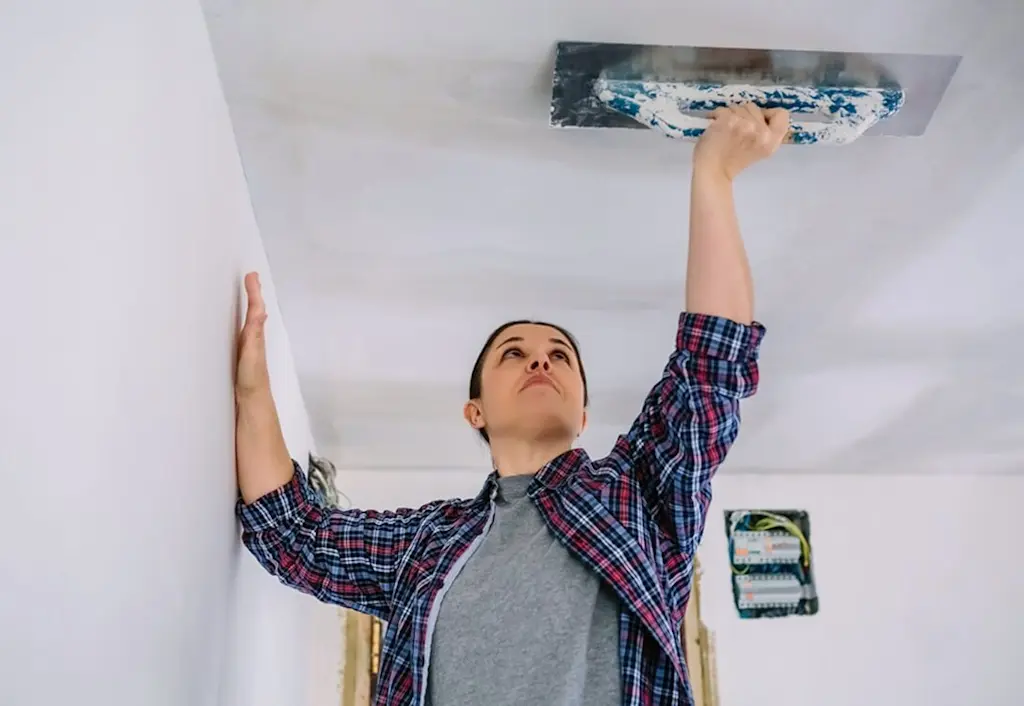 Skimming a ceiling