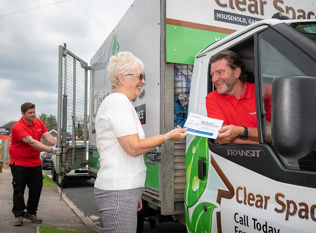 https://www.checkatrade.com/blog/wp-content/uploads/2024/09/day-rate-v-hourly-rate-customer-2.jpg