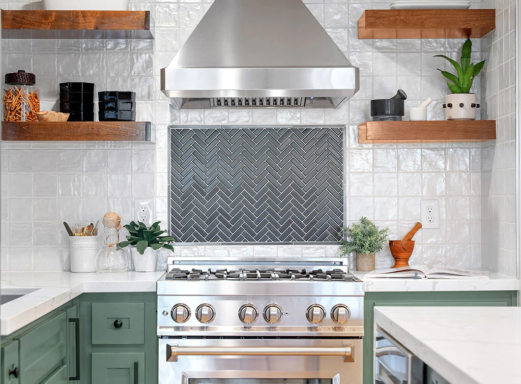 Contrasting kitchen splashback tile ideas