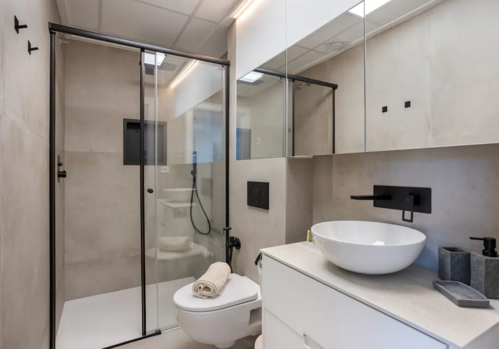 Ensuite bathroom mirrors and lighting