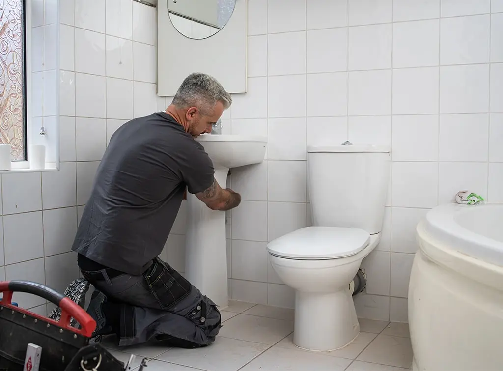 https://www.checkatrade.com/blog/wp-content/uploads/2021/11/What-is-a-plumbers-salary.jpg