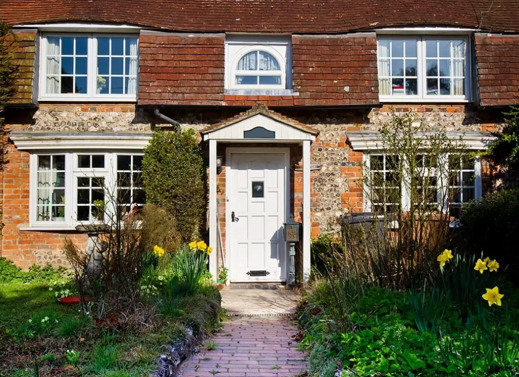 https://www.checkatrade.com/blog/wp-content/uploads/2025/02/porch-added-to-front-of-house-by-builder-1024x744.jpeg