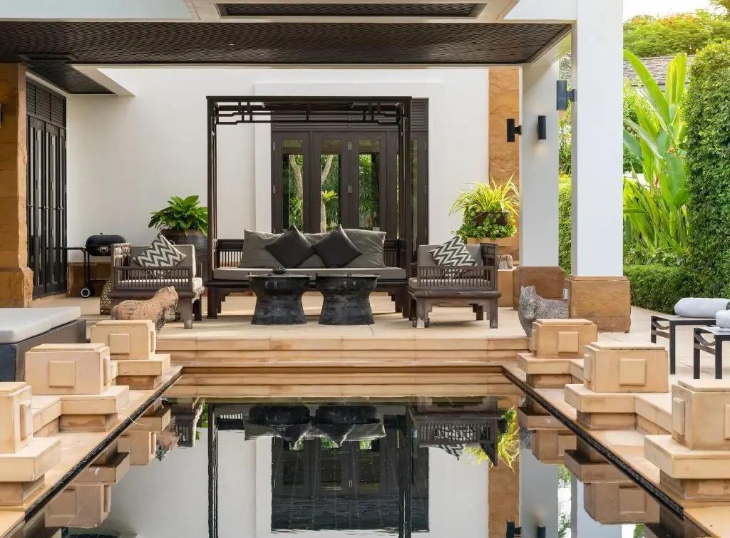 Striking swimming pool for luxury home