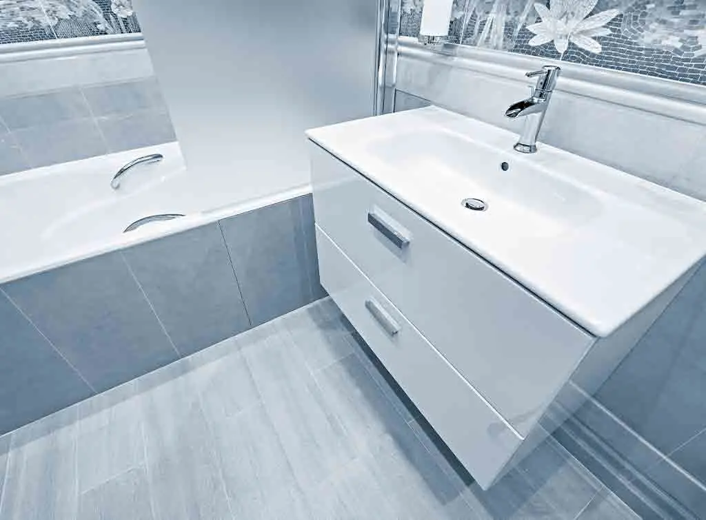 https://www.checkatrade.com/blog/wp-content/uploads/2021/02/Grey-minimalist-bath-panel-design.jpg