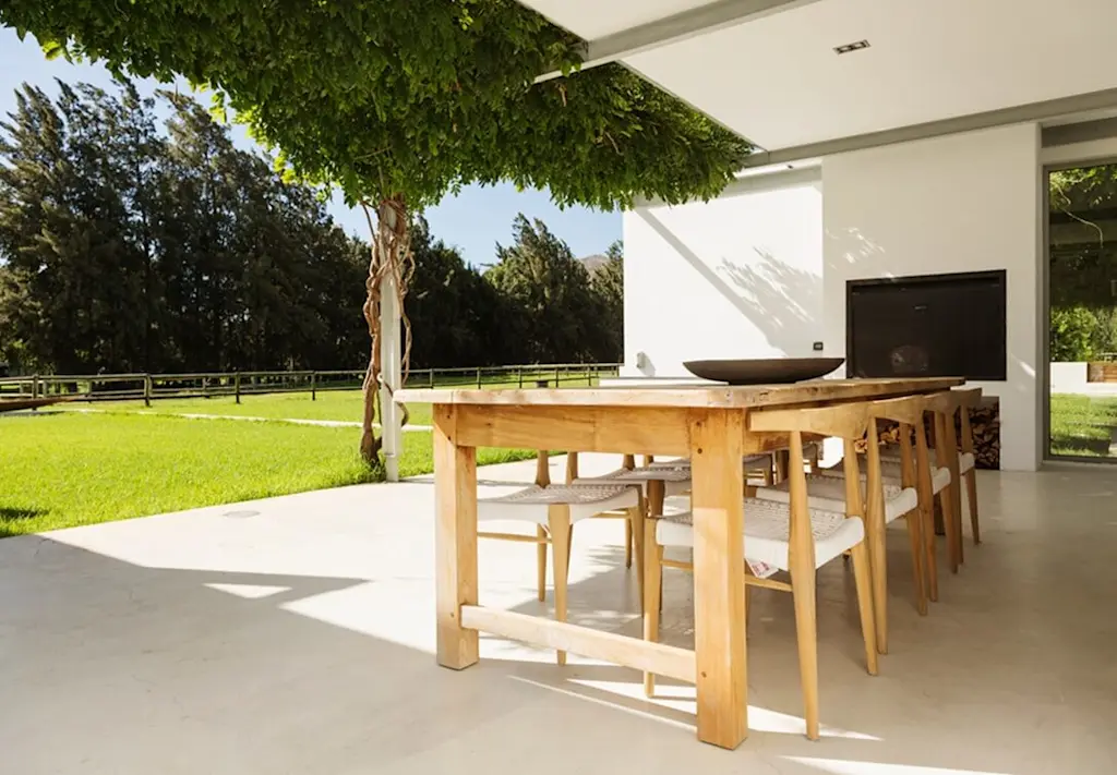 patio mounted tv (1)