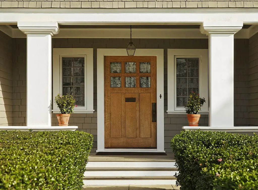 https://www.checkatrade.com/blog/wp-content/uploads/2023/07/Traditional-porch-decorating-ideas.jpg