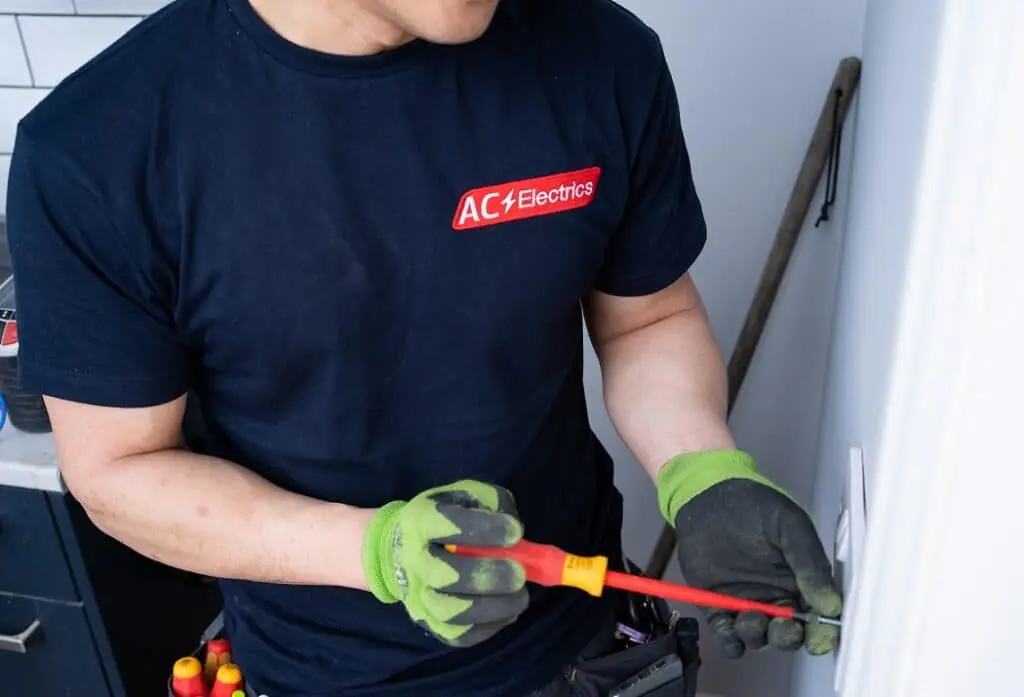 https://www.checkatrade.com/blog/wp-content/uploads/2022/06/registering-a-business-name-1024x697.jpg