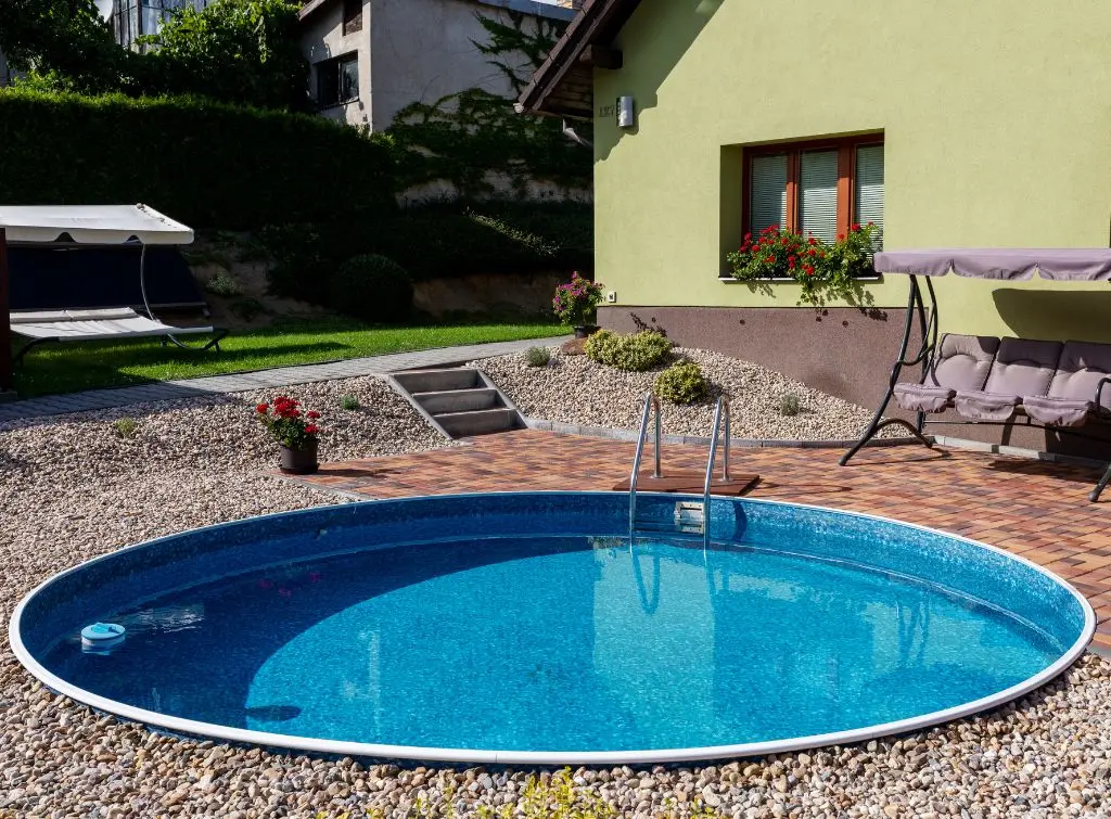 Small swimming pool ideas for your garden - circle plunge pool in stylish garden