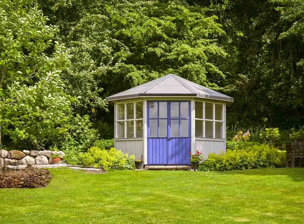 https://www.checkatrade.com/blog/wp-content/uploads/2021/02/Corner-summer-house-idea.jpg