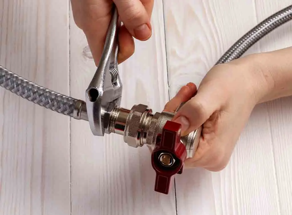 how to fit isolation valve to plastic pipe_