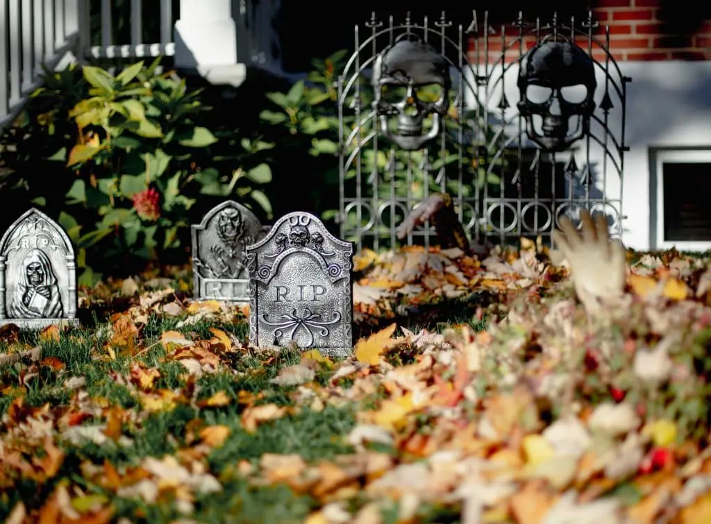 Halloween house decorations for a frightening facade - leaves, graves, spider gates and weeds