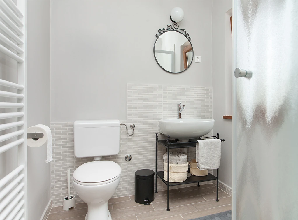 https://www.checkatrade.com/blog/wp-content/uploads/2020/08/Shower-for-small-bathroom-ideas.jpg