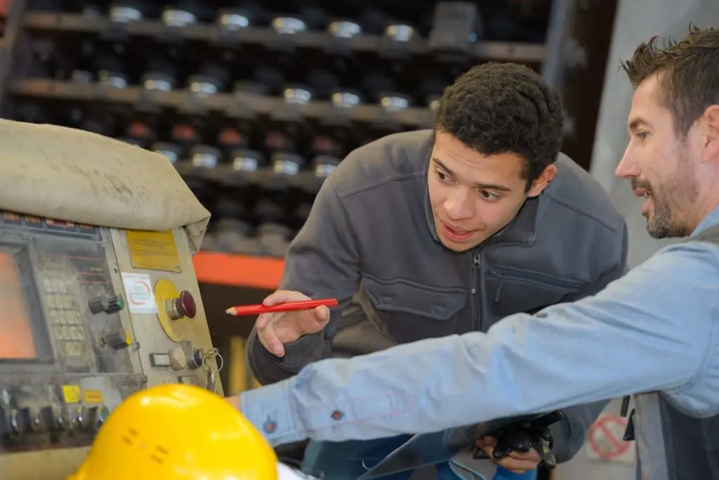 https://www.checkatrade.com/blog/wp-content/uploads/2021/12/Why-apprentices-make-great-long-term-employees-1024x683.jpg