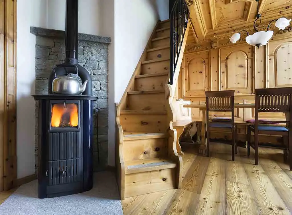 https://www.checkatrade.com/blog/wp-content/uploads/2020/11/Wood-stove-heat-shield-ideas.jpg