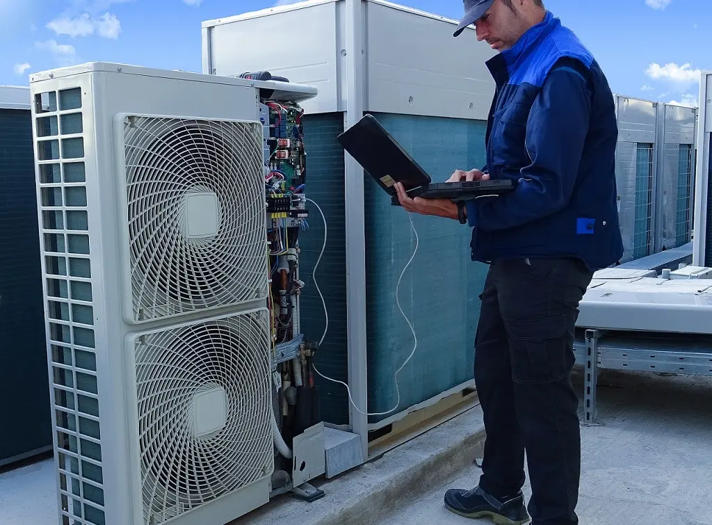 https://www.checkatrade.com/blog/wp-content/uploads/2024/07/commercial-hvac-technician-repair-air-conditioning-unit.jpeg